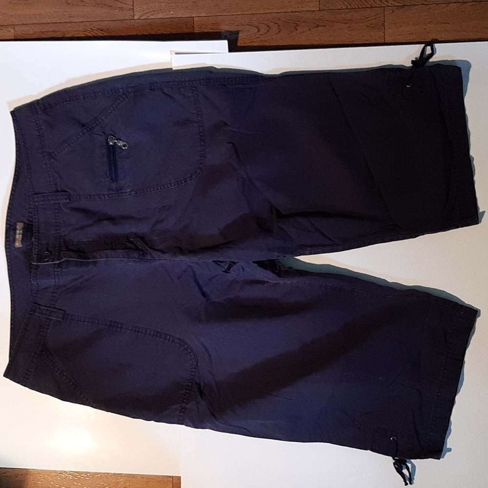 Bay Studio women's Capri pants.